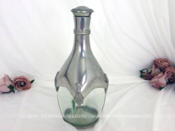 Superbe ancienne carafe des Etains du Manoir de Paris. Sa forme à 4 pans avec son habillage en étain avec des griffes sur chaque angle lui donnent beaucoup d'élégance.