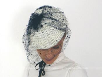 Ancien bibi en sisal synthétique de couleur blanc avec une belle voilette bleue à plumetis. Pout des tours de tête du 56 au 58 cm.