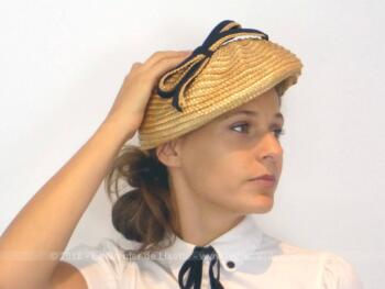 Ancien chapeau en sisal couleur paille avec noeud noir, façon beret ou galette, à la forme asymétrique, avec sur un coté des plis et un joli noeud.