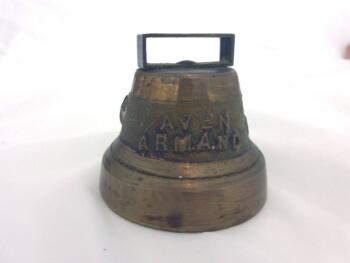 Ancienne petite cloche souvenir Aven Armand, tout en laiton avec gravé en relief sur son pourtour les mots "Aven Armand" ainsi que plusieurs étoiles.