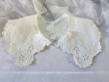 Ancien col avec fleurs brodées, tout en belle batiste blanche avec la bordure toute festonnée, recouvert belles broderies et mesurant 40 x 10 cm .