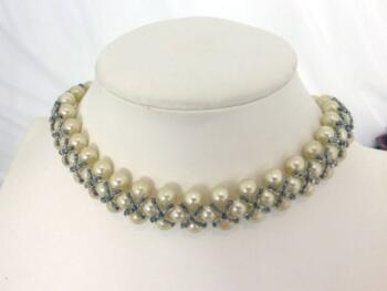 Ancien collier monté sur 3 rangs de grosses perles posées en quinconce et entrelacées de perles grises brillantes pour un effet strass.