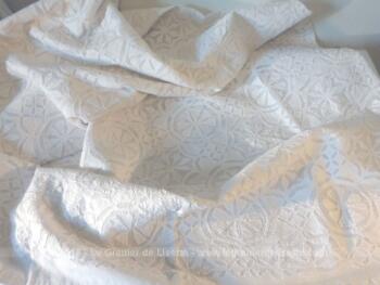 Mesurant 150 x 200 cm, voici une belle nappe réalisée à la main avec des incrustations en voile de motifs géométriques donnant un effet de dessins par transparence. 
