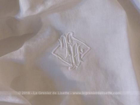 Ancien couvre oreiller aux monogrammes TH brodées au centre réalisé dans un beau coton blanc avec un bel ourlet surligné au point bourdon.