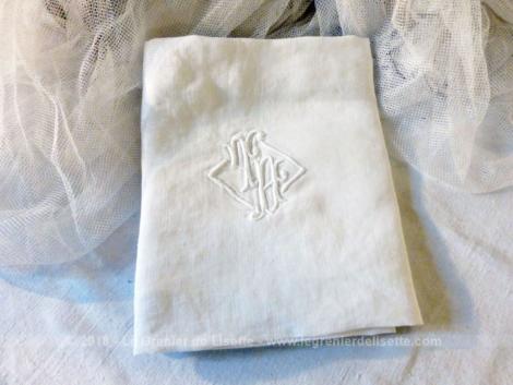 Ancien couvre oreiller aux monogrammes TH brodées au centre réalisé dans un beau coton blanc avec un bel ourlet surligné au point bourdon.