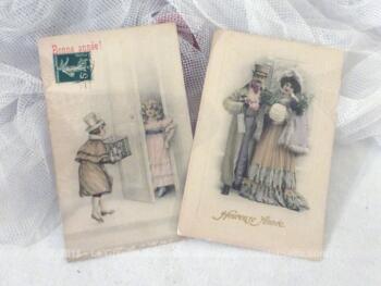 Datant du début du siècle dernier, voici deux anciennes cartes postales de dessins de couple pour souhaiter une Bonne Année. 