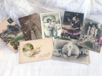 Sept anciennes cartes postales de modèles différents, datant des années 30 mais toutes pour souhaiter un Joyeux Noël .
