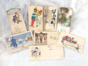 Huit mini anciennes cartes postales de Joyeux Noël, panachage des années 40, 50 et 60 mais toutes avec un petit coté rétro attendrissant.