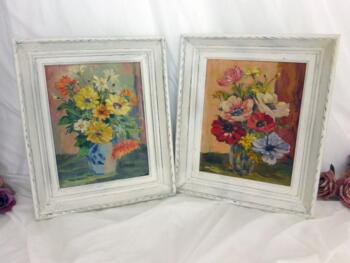 Voici un assortiment de deux peintures à l'huile représentant des bouquets de fleurs. L'encadrement est patiné tendance shabby. 