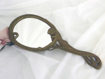 Tout en laiton patiné, voici un ancien miroir à main dans le style Art Nouveau avec un manche au décor de femme nue .