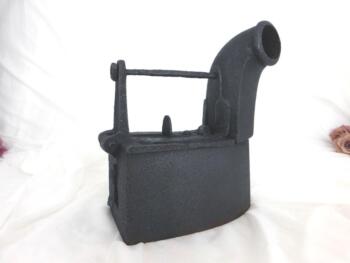 De presque 2 kg, voici un ancien fer en fonte à braises chaudes et cheminée du XIX°.