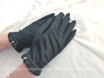 Ancienne paire de gants noirs avec clips dorés . Ils sont en matière extensible satinée noire avec un petit rebord froncé au poignet.