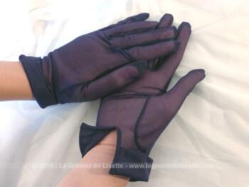 Anciens gants bleu marine de la marque Filex. Ils sont en nylon transparent avec un petit revers au poignet et datent des années 50.