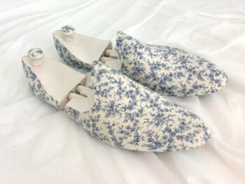 Vieille paire d'embauchoirs en bois, pour forme de chaussures, issue d'une vieille cordonnerie, revisitée en tendance shabby par une patine rosée et ivoire et habillée d'un beau tissus fleuri bleu.