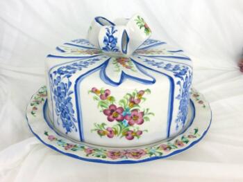 Ancien ensemble de service pour gateaux en faience, composé d'un grand plat rond et de son couvercle en forme de cloche, surmonté dun noeud.