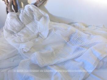 Ancienne robe de communiante fait main en batiste léger avec dentelle et plis religieuse, que l'on portait avec un jupon sous l'aube.