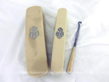 Voici un lot composé de deux anciennes brosses avec monogrammes en argent et d'un tire-corset. Voici un ensemble assorti bien original et unique.