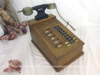 Ancien standard téléphonique en bois des années 50 de la marque "Le Téléphone Moderne" avec ses boutons et son combiné.