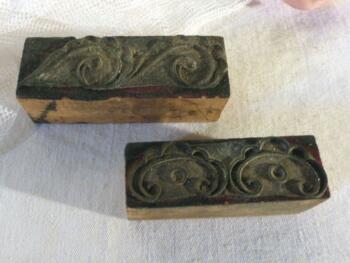 Deux anciens petits tampons sur bois dont les motifs sont un mélange de volutes et d'arabesques pour réaliser de beaux modèles de broderies comme autrefois.