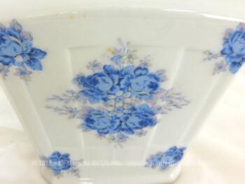 Dans le style Art Nouveau, voici un ancien sucrier aux fleurs bleues. Il est en porcelaine estampillée "Modèle UF France".