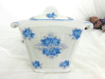 Dans le style Art Nouveau, voici un ancien sucrier aux fleurs bleues. Il est en porcelaine estampillée "Modèle UF France".