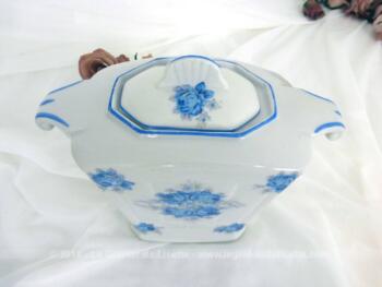 Dans le style Art Nouveau, voici un ancien sucrier aux fleurs bleues. Il est en porcelaine estampillée "Modèle UF France".