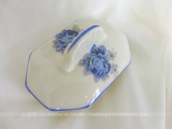 Dans le style Art Nouveau, voici un ancien sucrier aux fleurs bleues. Il est en porcelaine estampillée "Modèle UF France".