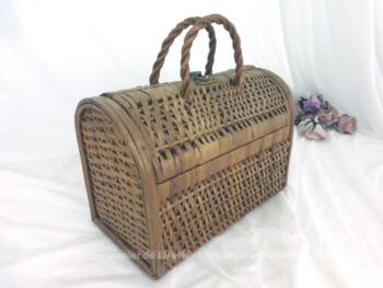 Très vintage, voici un ancien petit sac de voyage, vanity ou meme sac à main tout en osier.