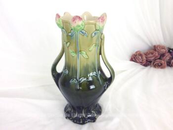 Dans le style Art Nouveau, voici un superbe vase en barbotine numéroté et estampillé de Bruyn à Fives-Lille, aux beaux dessins de pivoines.