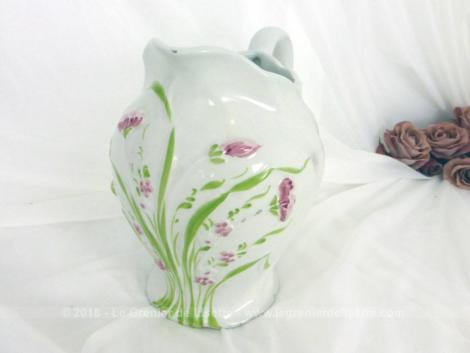 Adorable ancien pichet blanc en belle céramique avec en relief sur le devant un bouquet de fleurs vert et rose. Très tendance shabby .