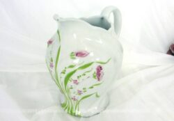 Adorable ancien pichet blanc en belle céramique avec en relief sur le devant un bouquet de fleurs vert et rose. Très tendance shabby .