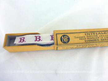 Ancien long ruban avec lettre B brodée dans sa boite en carton. Cette boite porte les inscriptions 
