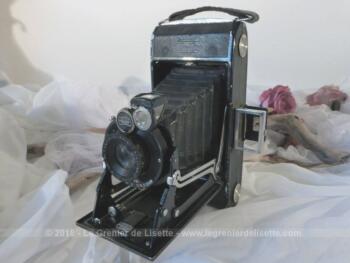 Datant des années 30, voici un ancien appareil photo à soufflets Ikonta Zeiss Ikon de marque allemande et sa sacoche en cuir.