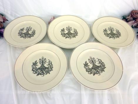 Voici un lot de cinq assiettes Longchamp modèle Tarente, dont le motif couleur sépia est une grande guirlande de fleurs prise dans des arabesques et volutes.