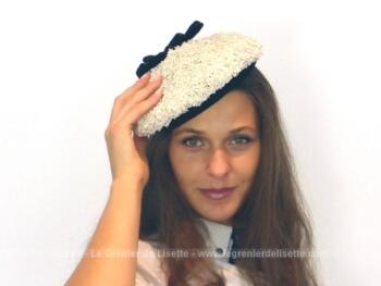 Ancien chapeau béret avec noeud noir avec sur le dessus un joli noeud en velours noir. Ce béret est réalisé en sisal synthétique blanc.