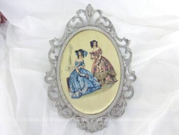 Ancien cadre ovale en métal revisité shabby mettant en scène avec de la soie des femmes au temps du XVIII et XIX° siècle. Pièce unique.