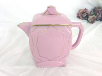 Adorable et ancienne petite cafetière rose shabby. Avec sa forme et sa couleur originale; elle est vraiment dans la tendance Art Nouveau. 