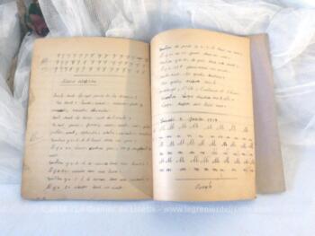 Voici un ancien cahier scolaire de 1937 écrit par un jeune enfant avec ses petits exercices, ses petites corrections et même de légers gribouillages.