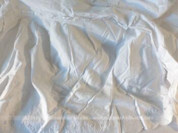 Voici un ancien couvre-lit fait main dentelles et broderies en beau coton blanc, fait main de 140 x 220 cm avec une haute bordure de 45 cm sur 3 cotés.