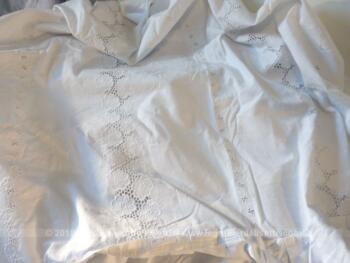 Voici un ancien couvre-lit fait main dentelles et broderies en beau coton blanc, fait main de 140 x 220 cm avec une haute bordure de 45 cm sur 3 cotés.