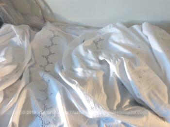 Voici un ancien couvre-lit fait main dentelles et broderies en beau coton blanc, fait main de 140 x 220 cm avec une haute bordure de 45 cm sur 3 cotés.