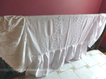 Voici un ancien couvre-lit fait main dentelles et broderies en beau coton blanc, fait main de 140 x 220 cm avec une haute bordure de 45 cm sur 3 cotés.