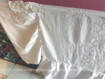 Voici un ancien couvre-lit fait main dentelles et broderies en beau coton blanc, fait main de 140 x 220 cm avec une haute bordure de 45 cm sur 3 cotés.