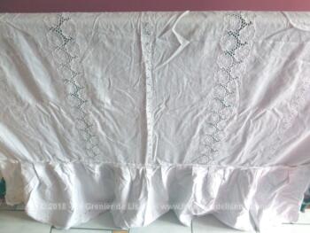 Voici un ancien couvre-lit fait main dentelles et broderies en beau coton blanc, fait main de 140 x 220 cm avec une haute bordure de 45 cm sur 3 cotés.
