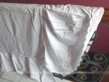 Voici un ancien couvre-lit fait main dentelles et broderies en beau coton blanc, fait main de 140 x 220 cm avec une haute bordure de 45 cm sur 3 cotés.