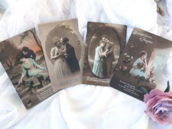 Voici un lot de 4 anciennes cartes postales représentant des amoureux au début du siècle dernier, de 1916 à 1922.