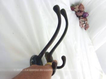 Voici deux anciennes petites patères en bronze bien patinées par le temps, composées chacune de 2 crochets, un pour le chapeau et un pour le manteau !