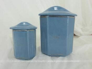 Deux anciens pots à épices en céramique bleu, un pour le sucre et l'autre pour le thé le tout dans une tendance très Art Nouveau et shabby à la fois .