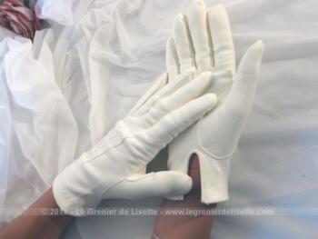 Anciens gants blancs vintages de mariée en coton doux très légèrement élastiqué avec ses 3 petits plis sur le dessus.Taille 7.