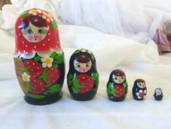 Voici un adorable jeu de 5 petites poupées Russes aux fraises sur fond noir, de 9.5 cm pour la plus grande à 1,2 cm pour la plus petite.